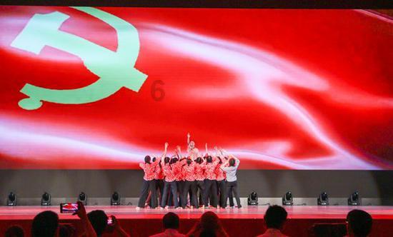 雪天众多大车司机被困，周围热心市民见状立即前来帮助